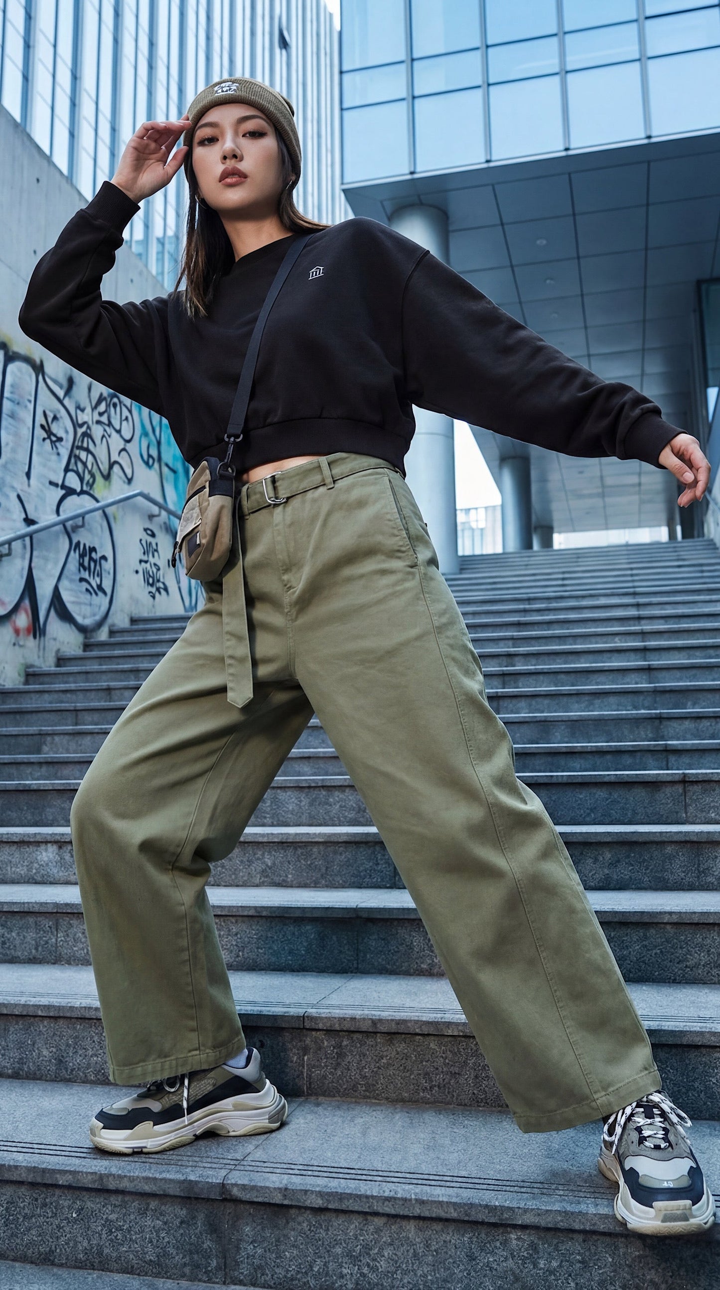 Pantalon chino à jambes larges et ceinture